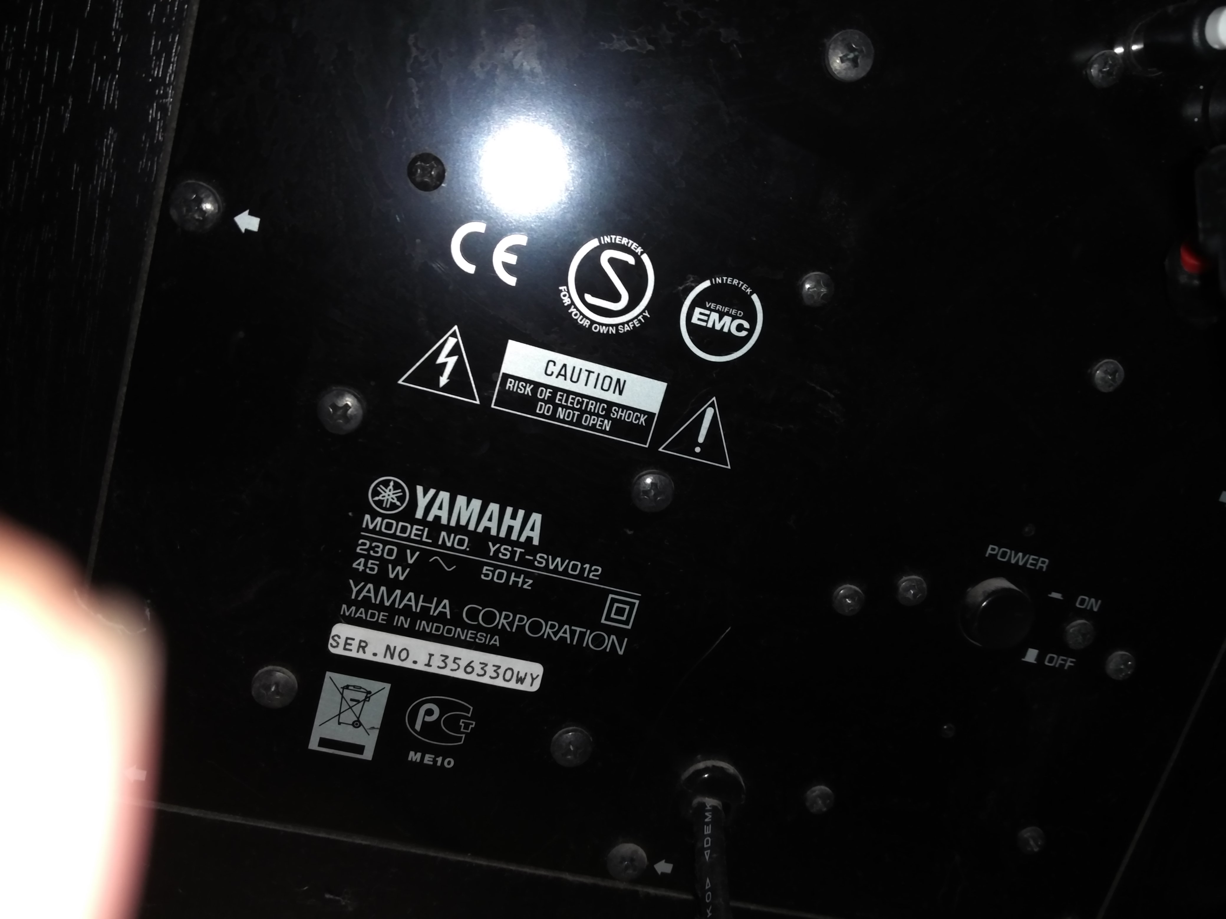 Kun je een 230 volt subwoofer aansluiten in de auto? GoeieVraag