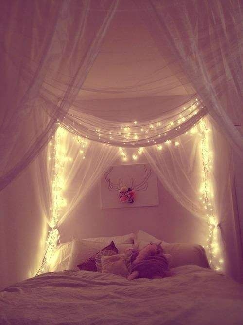 Hoe noemt dit die boven het bed hangt op de foto? GoeieVraag om boven het bed te hangen | Bed