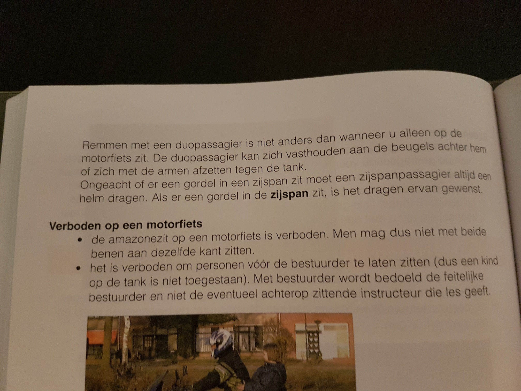 Moet je een gordel dragen in een zijspan van een motor als deze er in zit? GoeieVraag